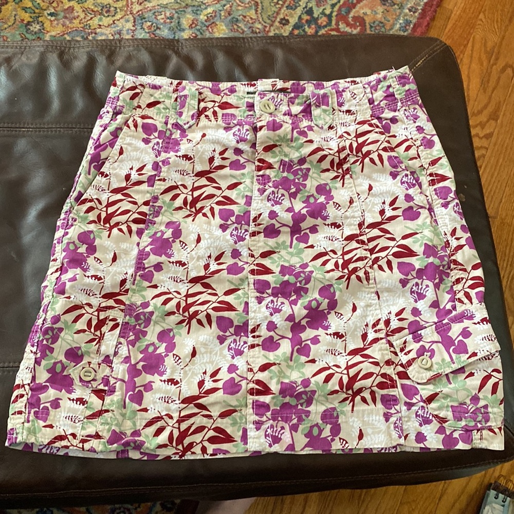 Eddie Bauer size 4 Cotton Mini skirt in EUC w beautiful leaf pattern.